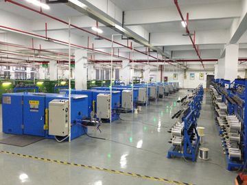 Machine à faire des ensembles à double torsion pour fils de cuivre à fil de base