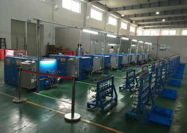 Câblage cuivre de bleu de ciel tordant la machine, opération d'écran tactile